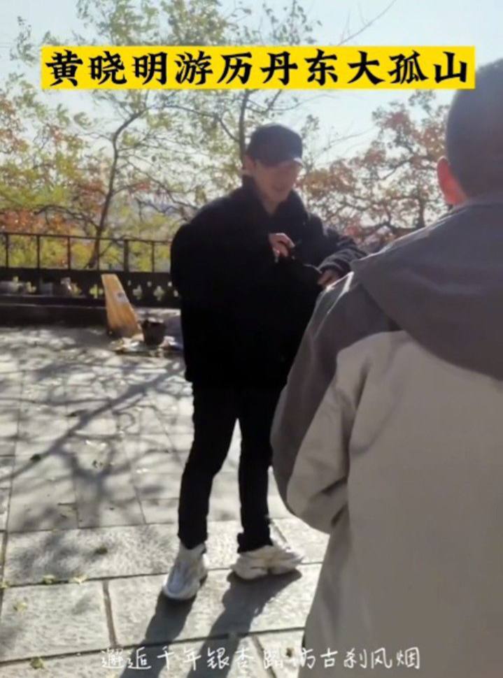 今次黃曉明又發現一拖二現身。